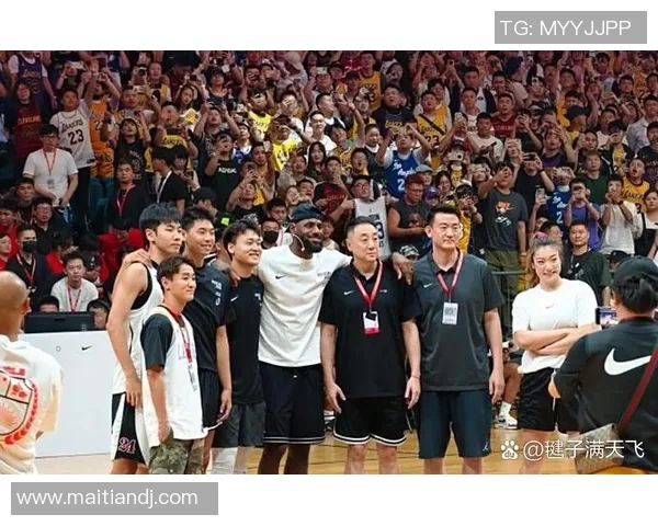 篮球明星同框合影展现友谊与竞技精神的完美结合